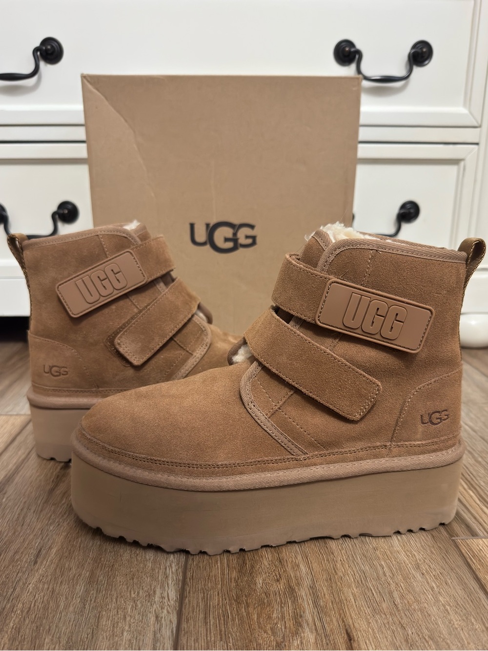 UGG Women’s W NEUMEL PLATFORM Chestnut Suede Shearling-Lined Velcro Boots